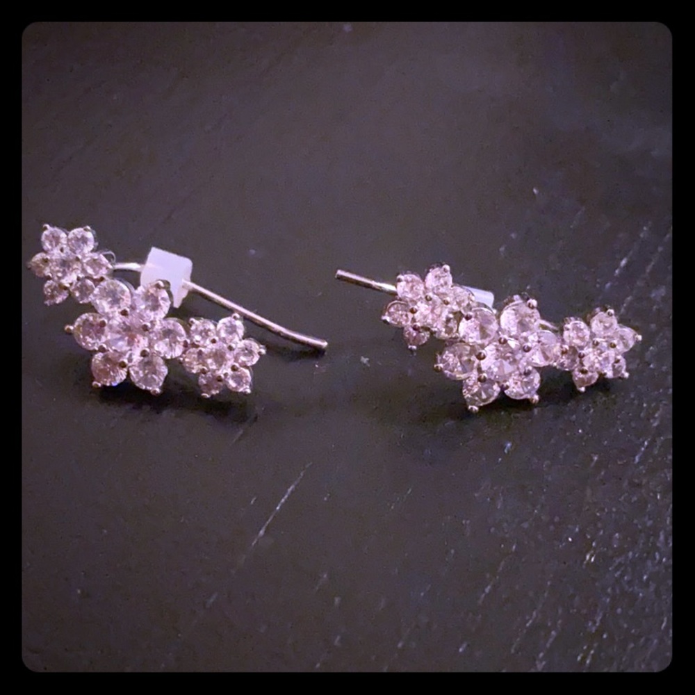 Flower ear crawler earrings!